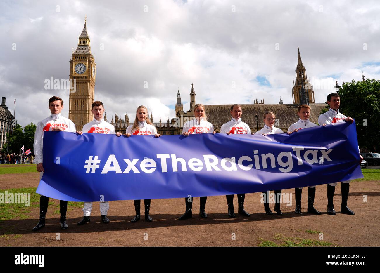 Jockeys Kieran Shoemark, Oisin Murphy, Saffie Osborne, Lily Pinchin, Richard Johnson, Hollie Doyle, Tom Marquand et Paul O'Brien (de gauche à droite) brandissent une bannière axe the Racing Tax à Parliament Square, Westminster, Londres. Les courses britanniques vont s’arrêter aujourd’hui alors que le sport cherche à démontrer son opposition aux propositions de modification de la taxe sur les Paris. Date de la photo : mercredi 10 septembre 2025. Banque D'Images