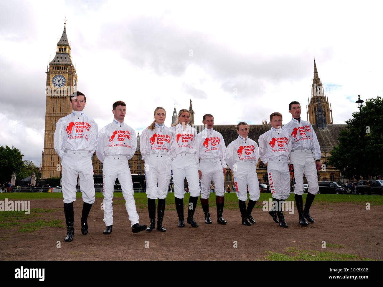 Jockeys Kieran Shoemark, Oisin Murphy, Saffie Osborne, Lily Pinchin, Richard Johnson, Hollie Doyle, Tom Marquand et Paul O'Brien (gauche-droite) participent à une manifestation axe the Racing Tax à Parliament Square, Westminster, Londres. Les courses britanniques vont s’arrêter aujourd’hui alors que le sport cherche à démontrer son opposition aux propositions de modification de la taxe sur les Paris. Date de la photo : mercredi 10 septembre 2025. Banque D'Images