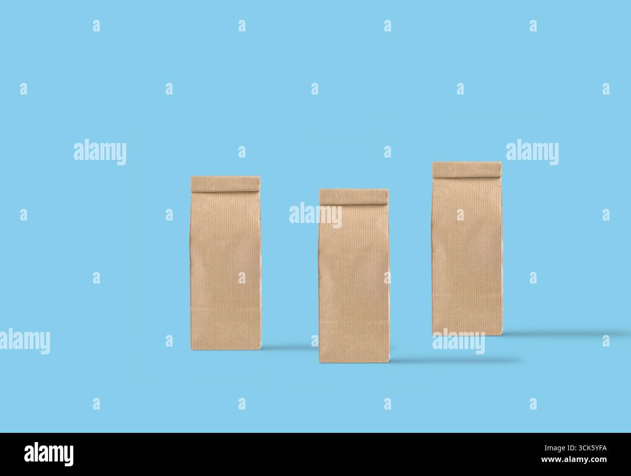Trois sacs en papier brun ordinaire disposés verticalement, probablement à des fins d'emballage ou de stockage. Banque D'Images