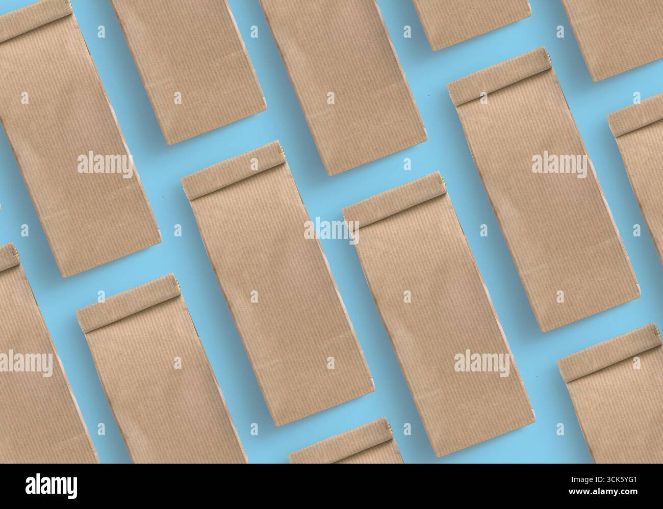 Un motif de sacs en papier brun disposés dans une grille. Banque D'Images