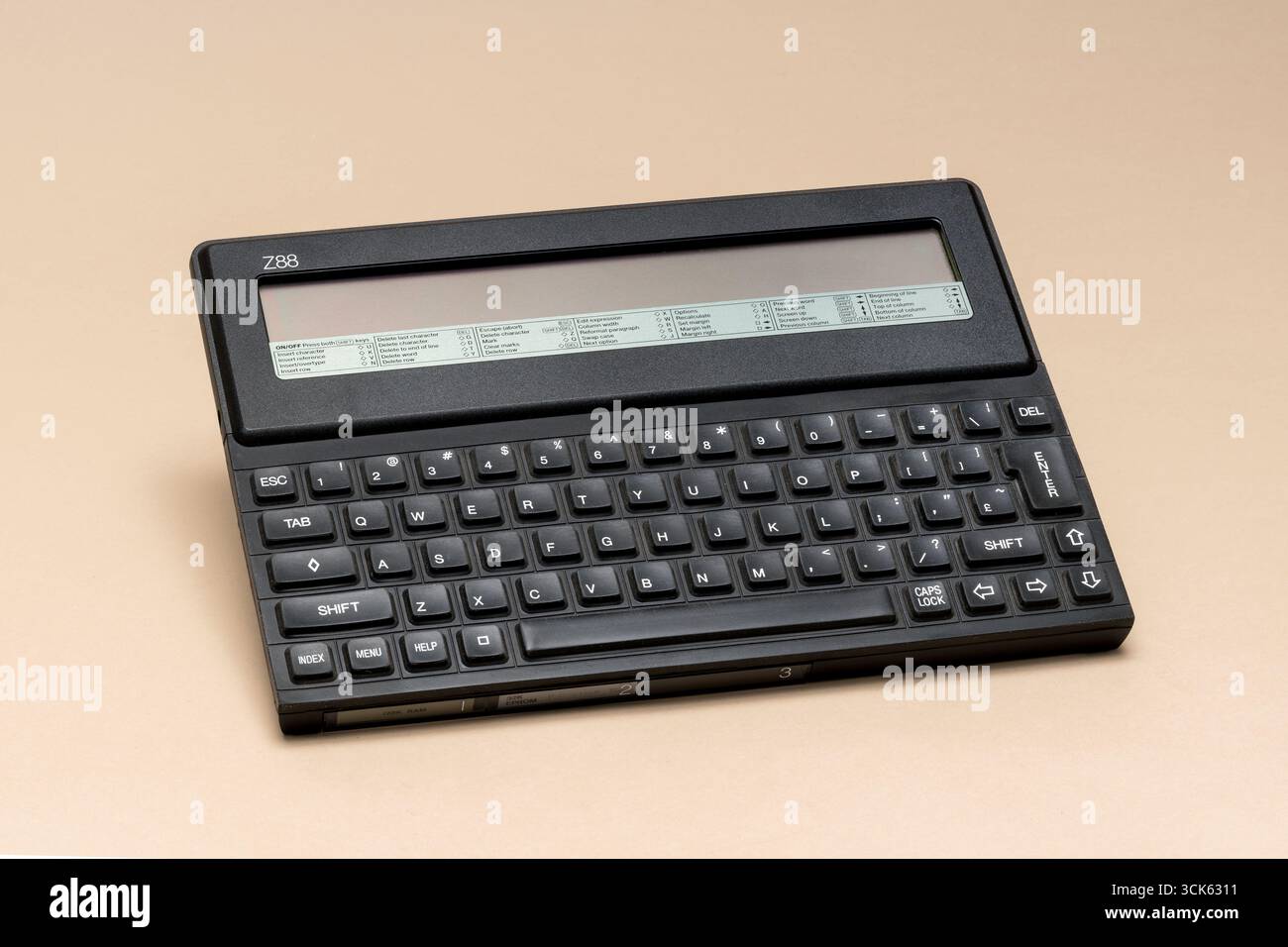 Pavie, Lombardie, Italie - 8 décembre 2024 : Cambridge Z88 Notebook par Cambridge Computer, formulaire 1988. La société a été fondée par Clive Sinclair. Illustré a Banque D'Images