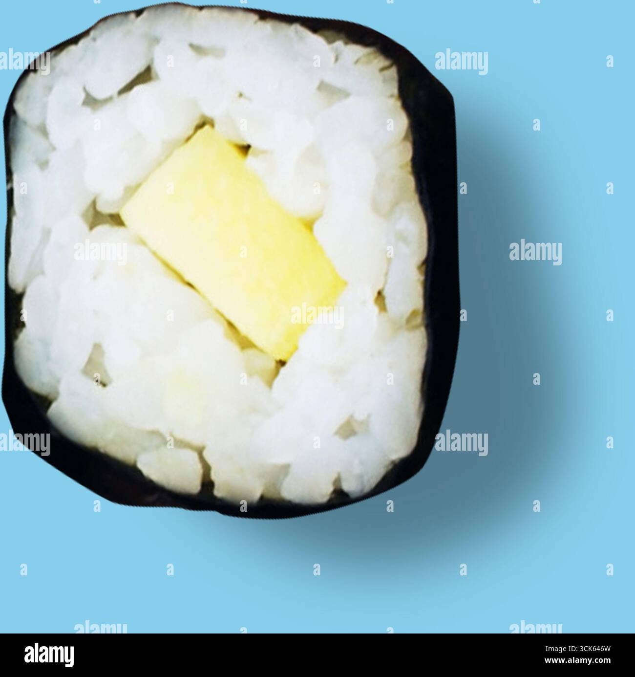 Un gros plan de sushi montrant du riz et un morceau de tamago jaune (œuf) à l'intérieur. Banque D'Images