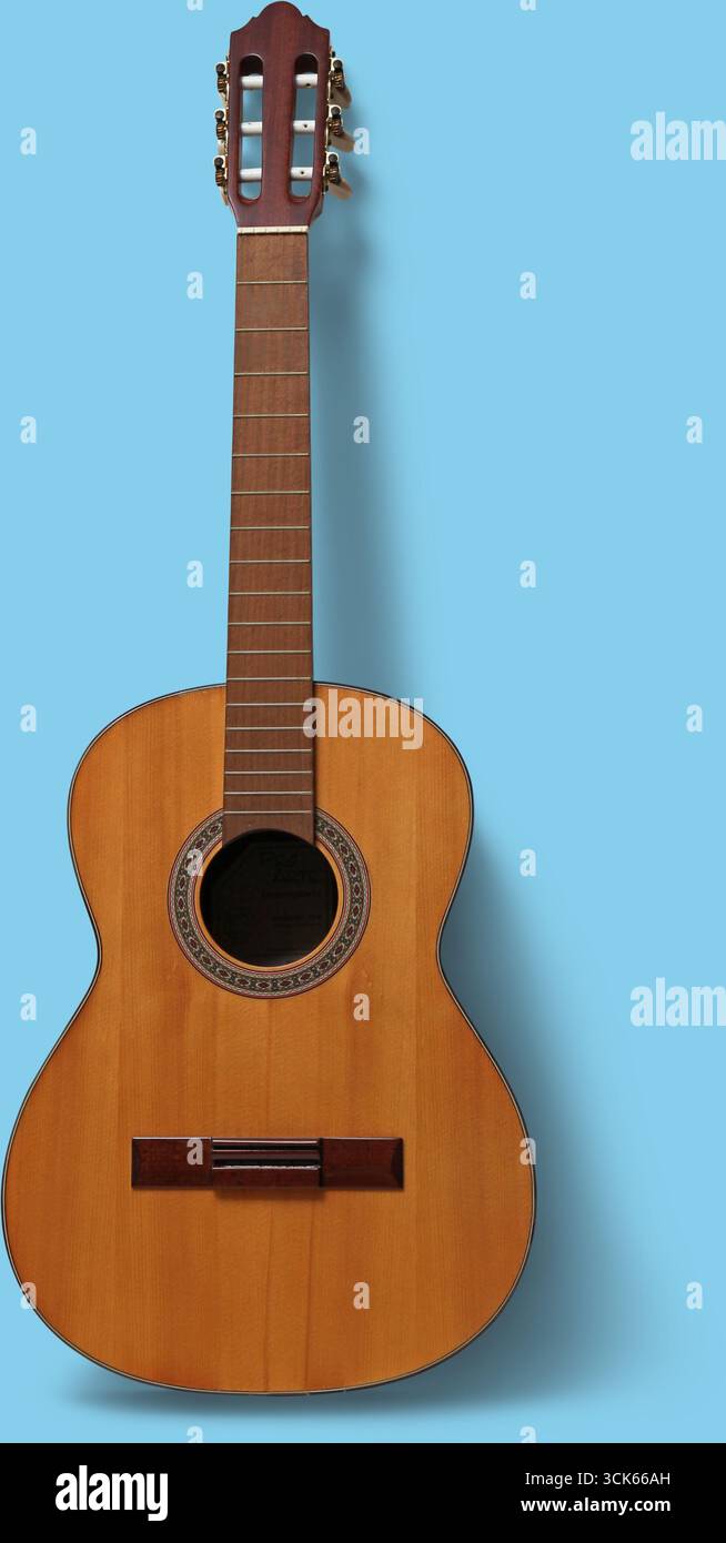 Une guitare acoustique en bois avec un design classique, adapté pour jouer de la musique et apprendre. Banque D'Images