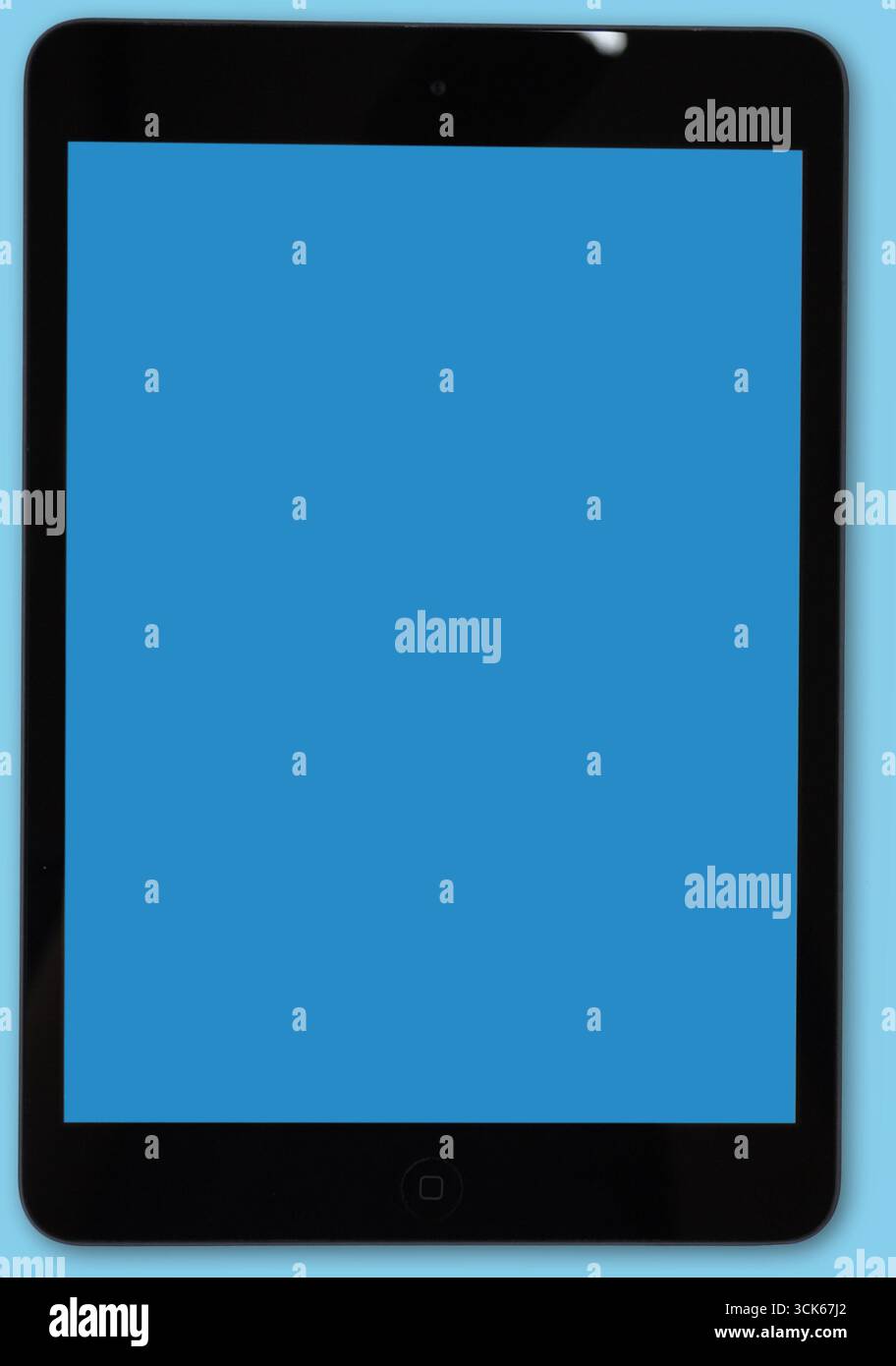 Un écran de tablette vierge affichant un fond bleu Uni, suggérant qu'il est prêt à être utilisé ou personnalisé. Banque D'Images