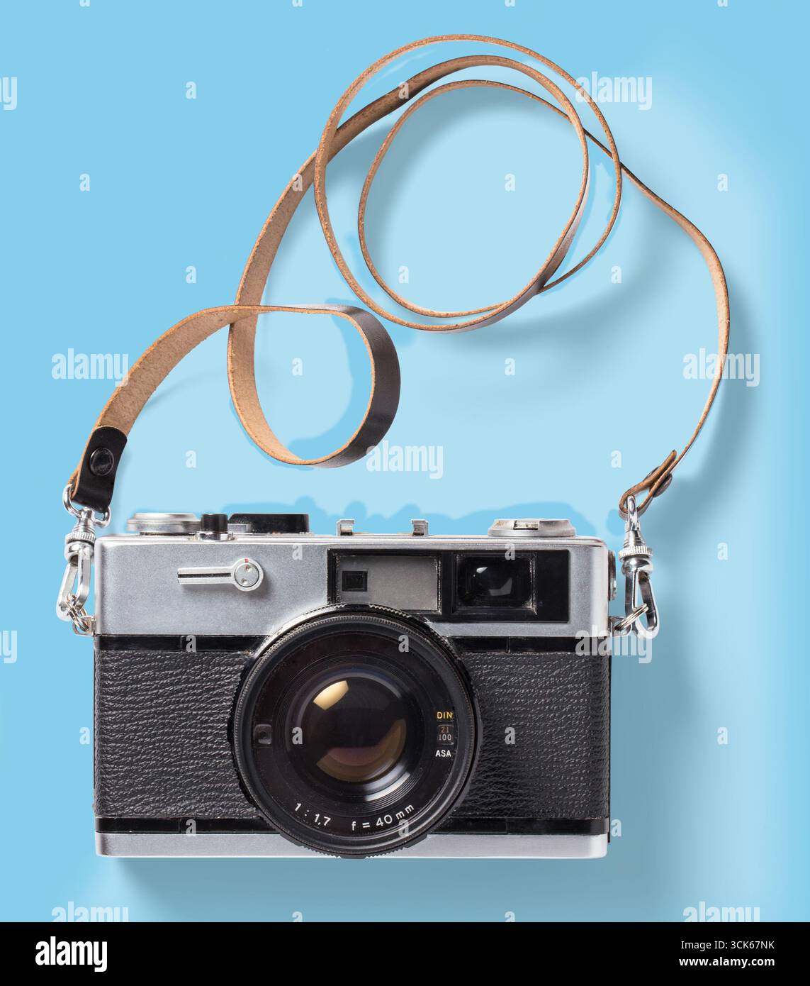 Un appareil photo vintage avec un bracelet en cuir, présentant un design classique et des fonctionnalités pour les amateurs de photographie. Banque D'Images