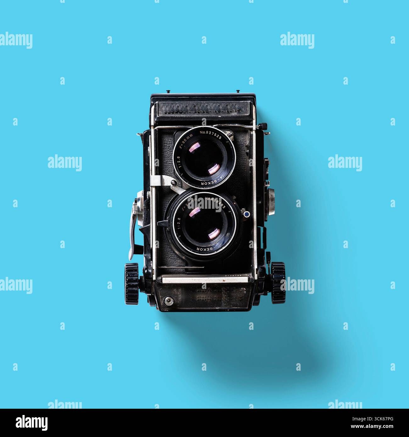Un appareil photo reflex vintage à double objectif présentant un design classique et des fonctionnalités pour les passionnés de photographie. Banque D'Images