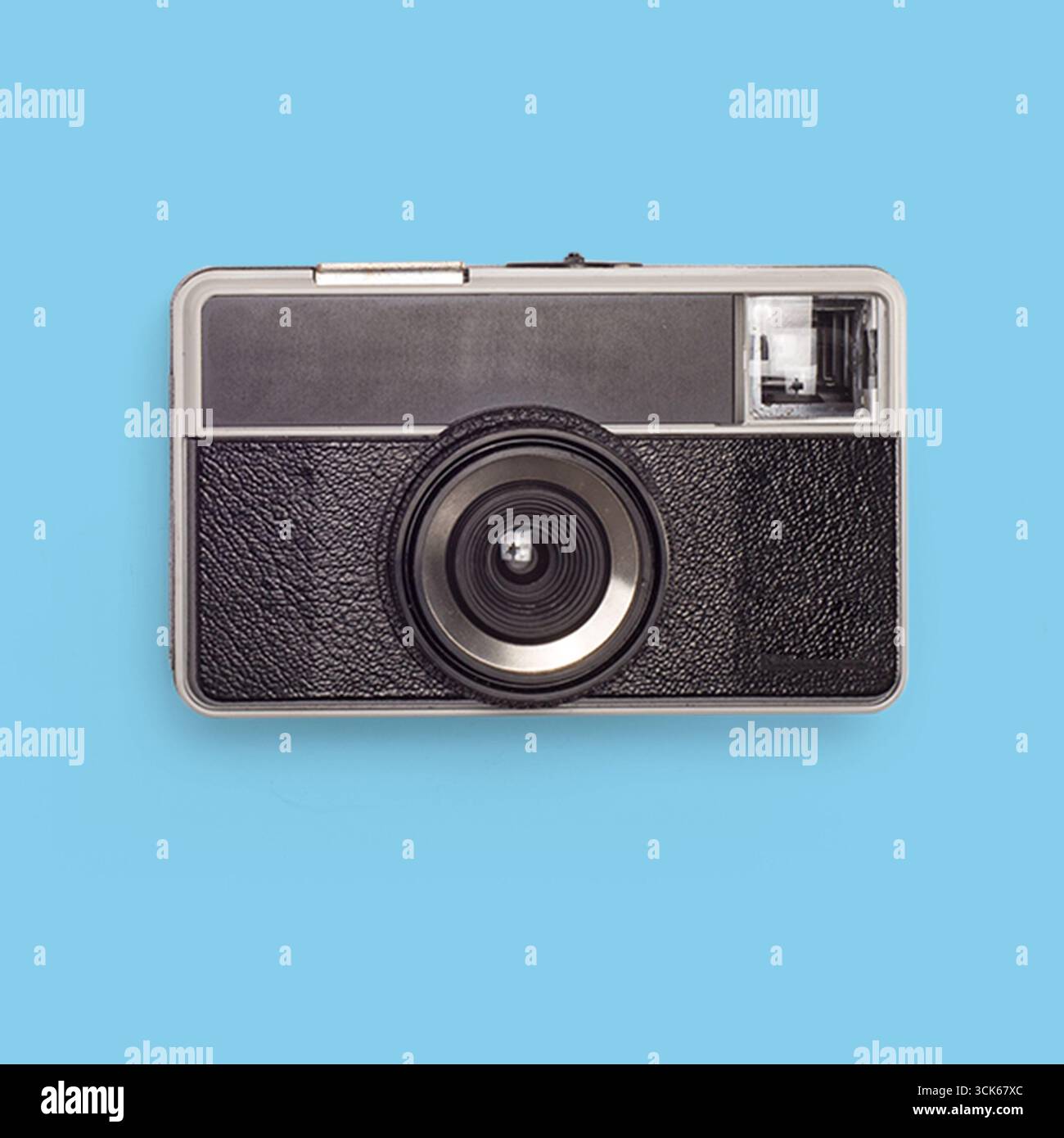 Un appareil photo vintage au design classique avec un objectif rond et un corps texturé, idéal pour immortaliser les moments. Banque D'Images