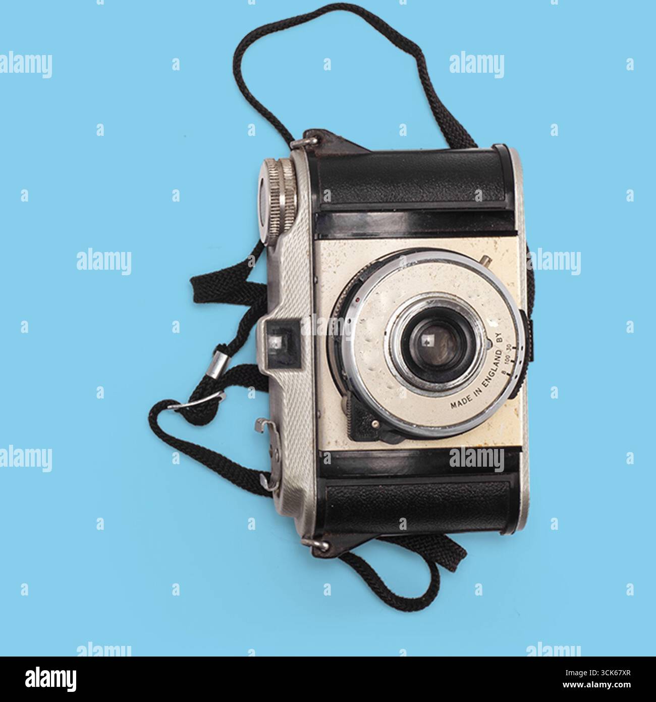 Un appareil photo vintage présentant un design classique, utilisé pour capturer des moments en photographie. Banque D'Images