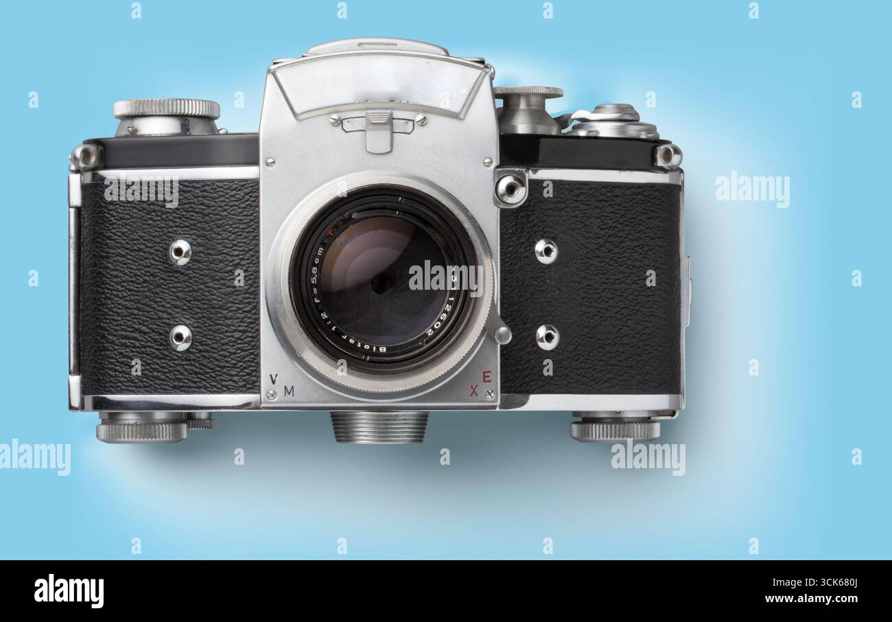 Un appareil photo vintage présentant un design classique et des fonctionnalités pour les passionnés de photographie. Banque D'Images