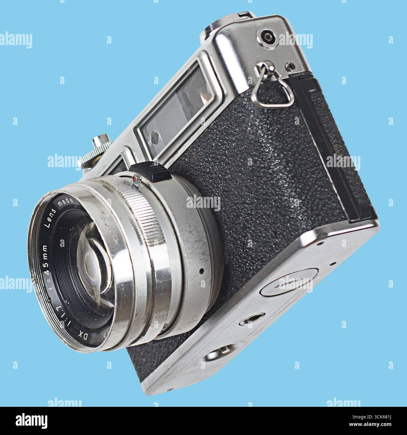 Un appareil photo vintage présentant un design classique, mettant en valeur son objectif et sa structure de boîtier pour les amateurs de photographie. Banque D'Images