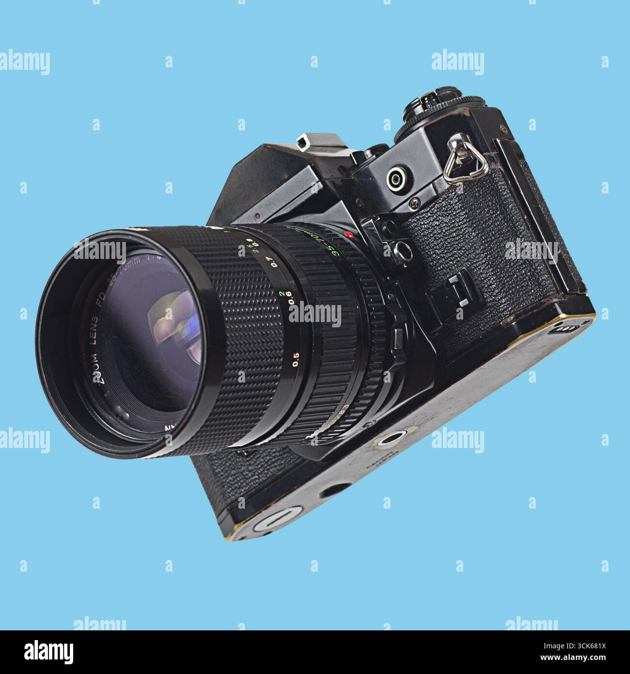 Un appareil photo classique avec un objectif zoom, conçu pour capturer des images de haute qualité. Banque D'Images