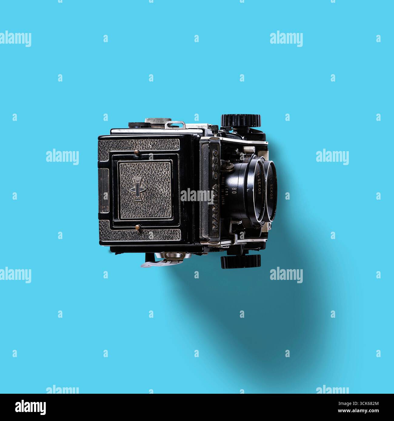 Un appareil photo moyen format vintage présentant un design classique et un savoir-faire artisanal, idéal pour les amateurs de photographie et les collectionneurs. Banque D'Images