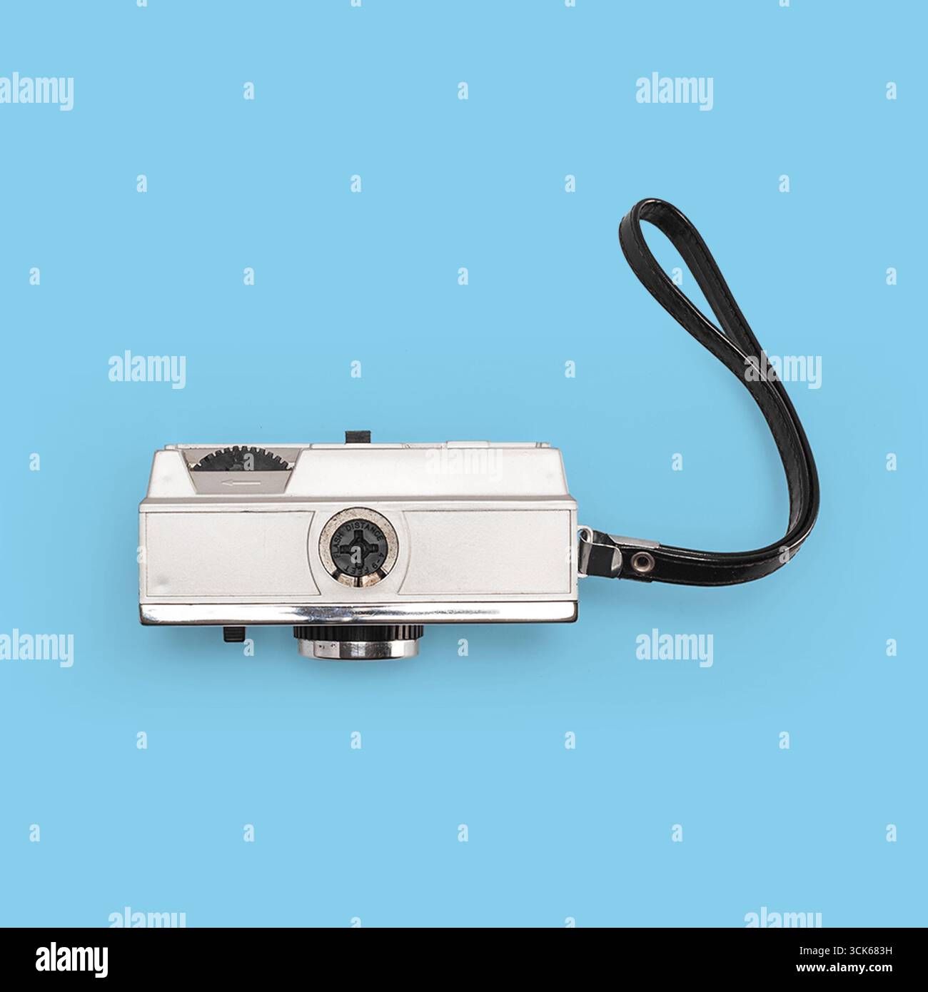 Un appareil photo vintage présentant un design et une fonctionnalité classiques, idéal pour capturer des moments en photographie. Banque D'Images