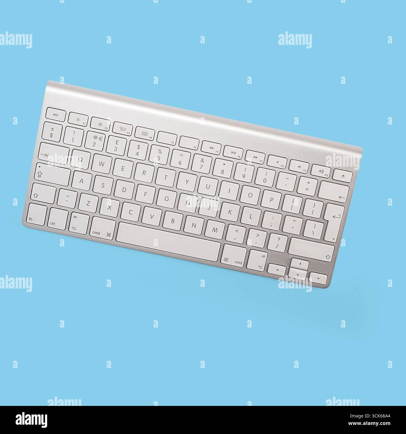 Un clavier élégant et moderne conçu pour une saisie et une connectivité efficaces. Banque D'Images