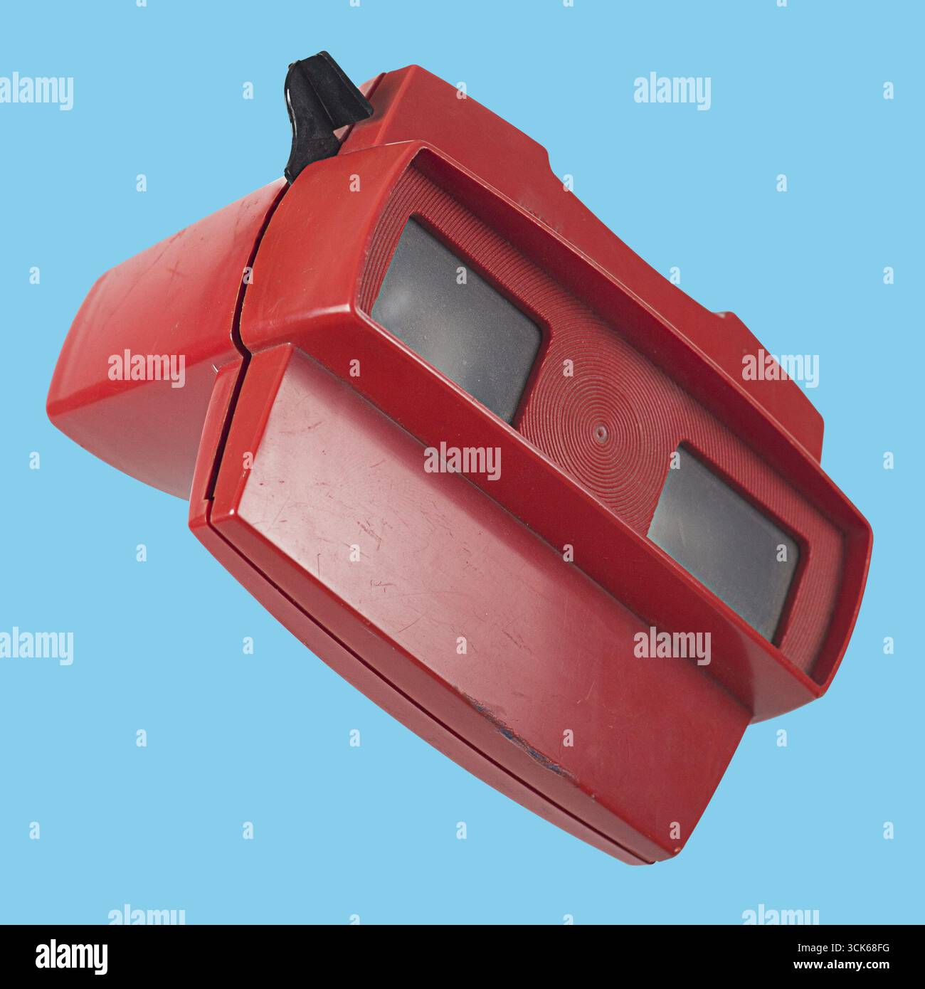 Un jouet View-Master rouge classique conçu pour visionner des images 3D à travers ses objectifs. Banque D'Images