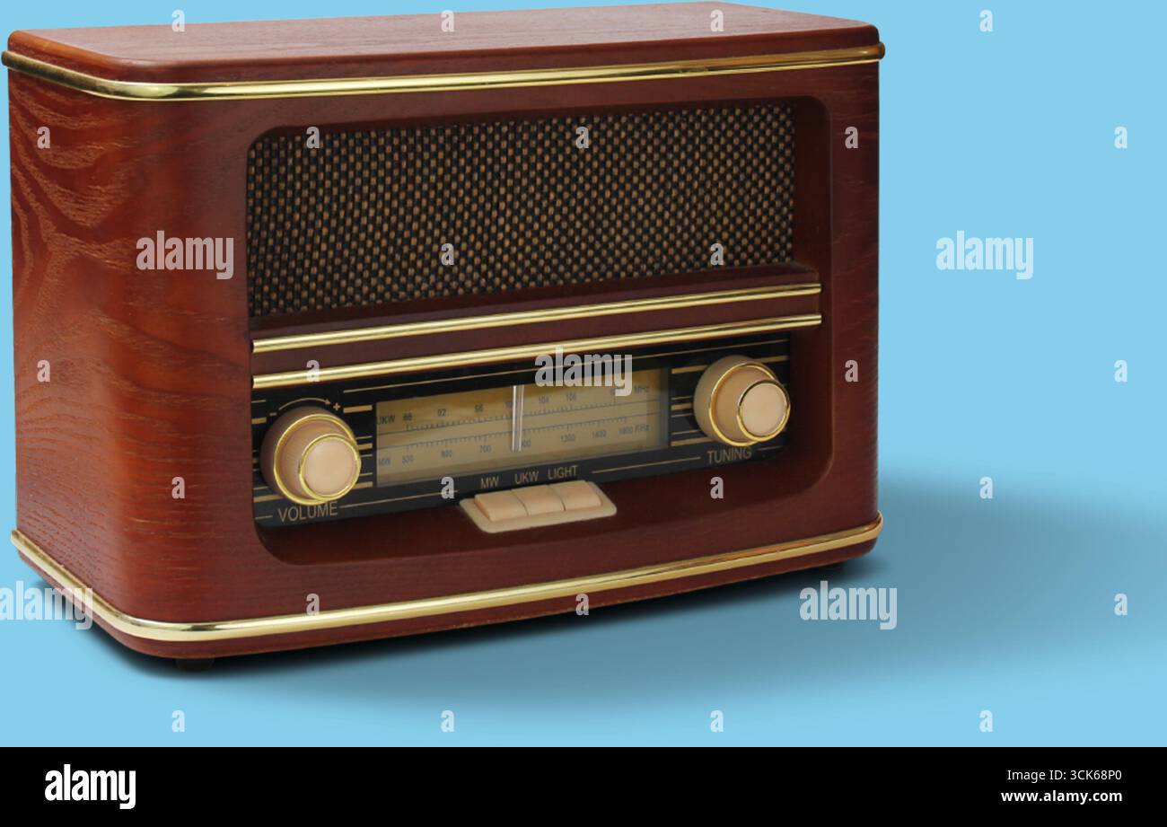 Une radio en bois vintage avec des boutons pour le volume et le réglage, présentant un design classique pour écouter de la musique et des nouvelles. Banque D'Images