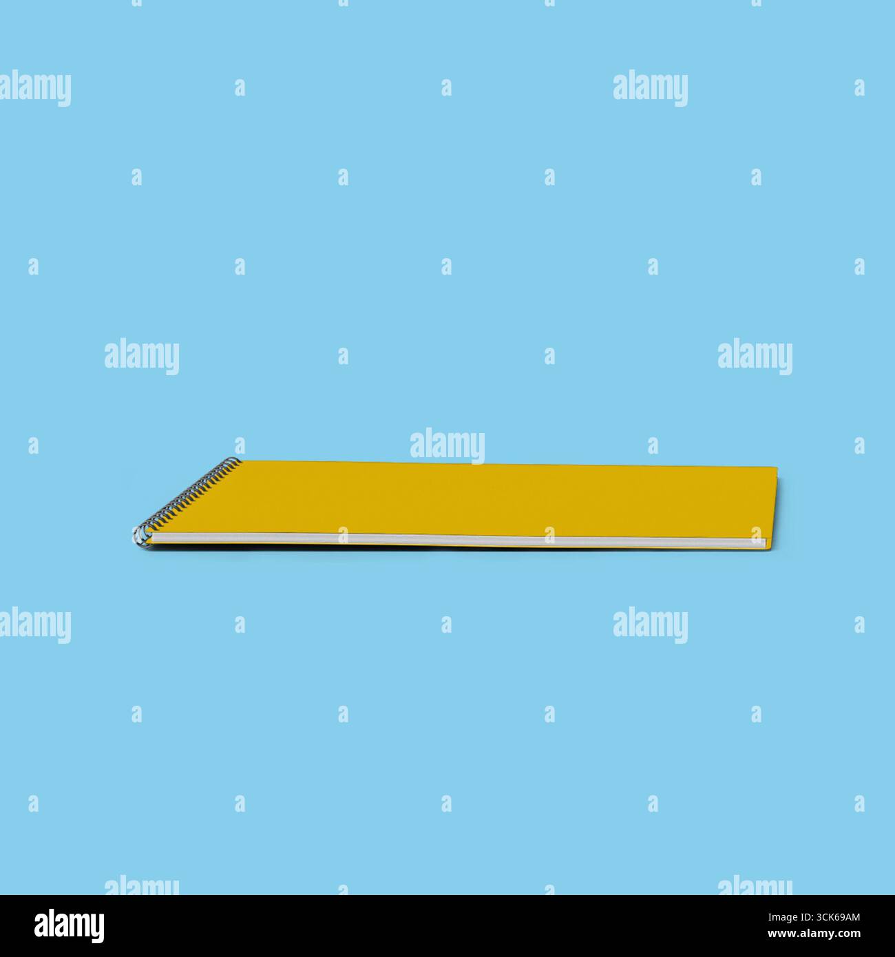 Une surface jaune plate, éventuellement un panneau ou un panneau, indiquant une direction ou des informations. Banque D'Images