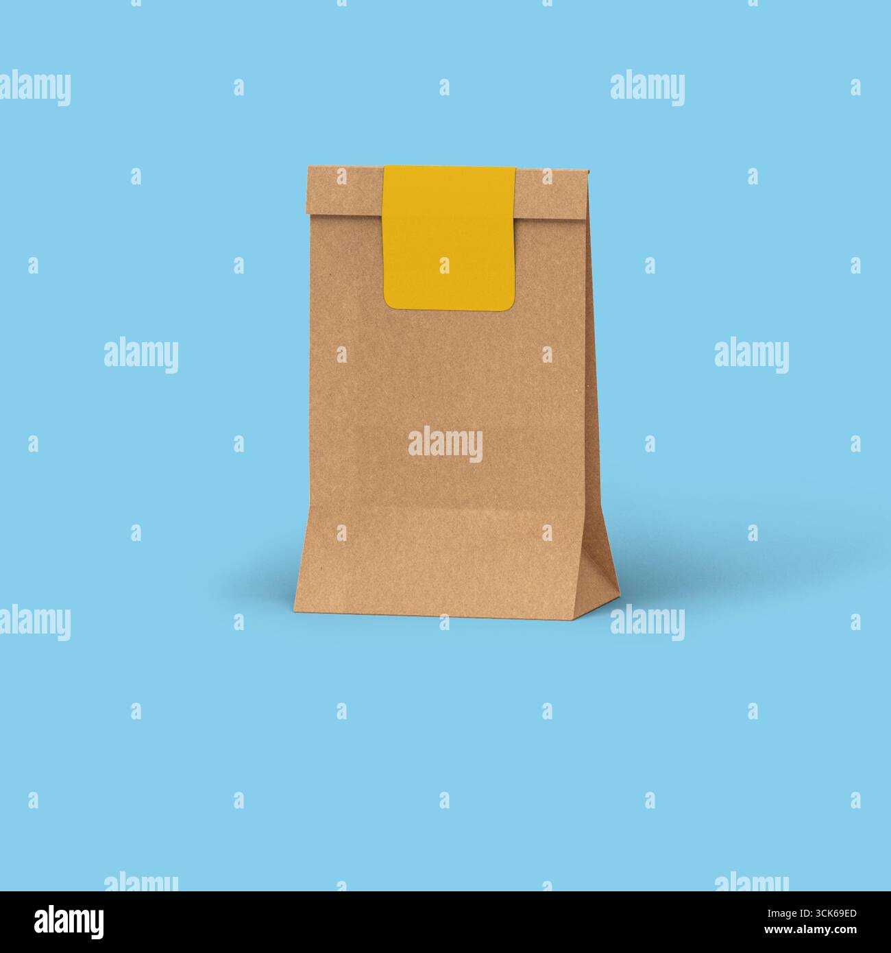Un sac en papier brun simple avec une fermeture jaune, idéal pour emballer des aliments ou de petits objets. Banque D'Images