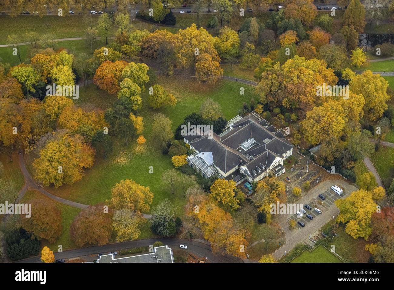 Vue aérienne, orangerie gastronomie dans le parc municipal avec des arbres à feuilles caduques automnales, Grumme, Bochum, région de la Ruhr, Rhénanie du Nord-Westphalie, Allemagne, oran Banque D'Images