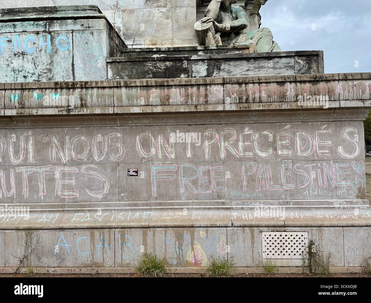 Inscriptions sur le monument des Girondins à Bordeaux faites par des manifestants du mouvement 'Block Everything' le 10 septembre 2025. France - Image de stock capturée avec un smartphone