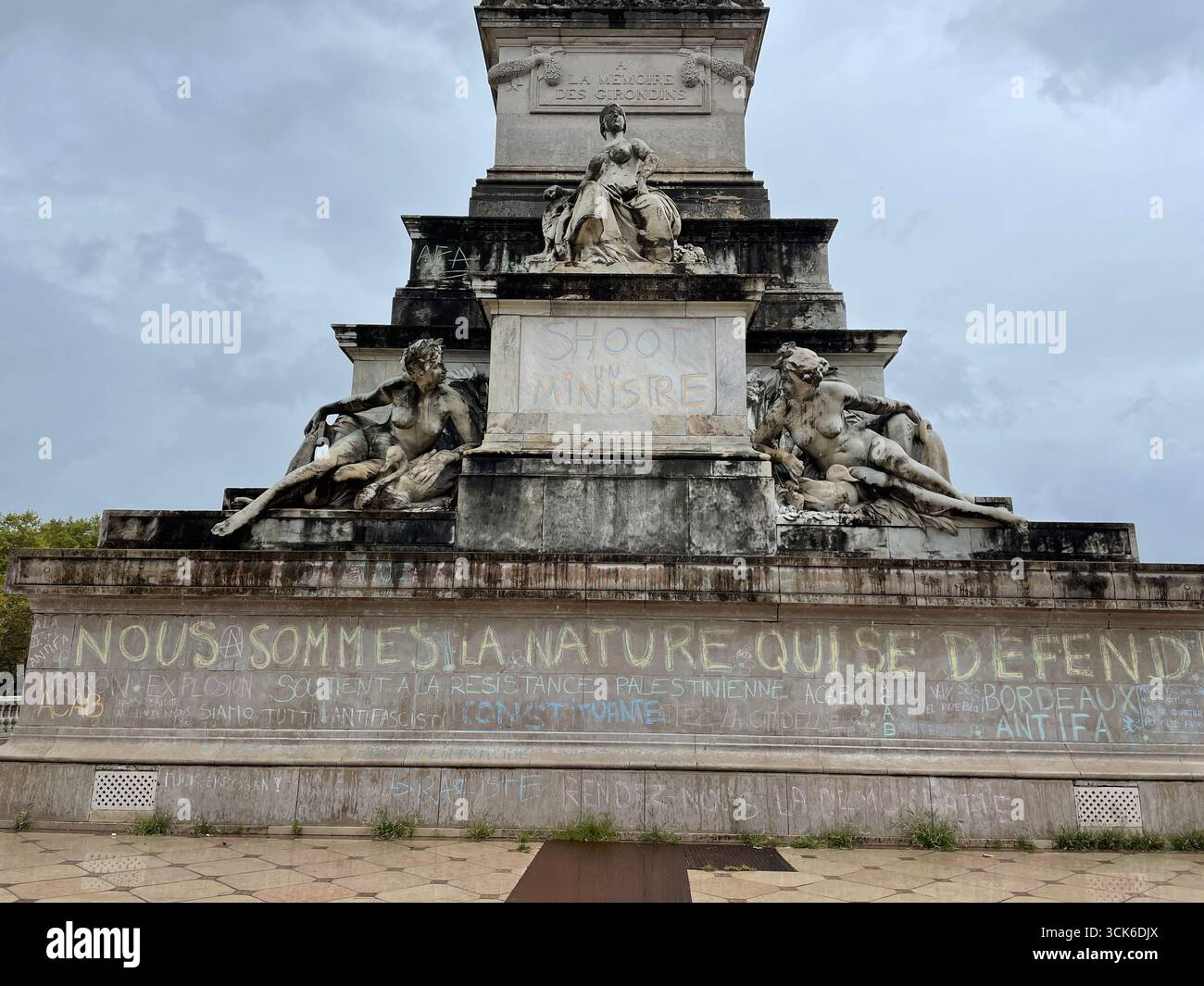 Inscriptions "SHOOT A MINISTER" sur le monument des Girondins à Bordeaux faites par des manifestants du mouvement "Block Everything" le 10 septembre 2025. - Image de stock capturée avec un smartphone