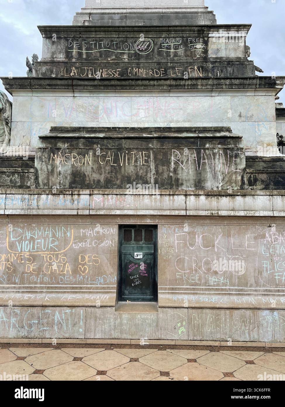 Inscriptions sur le monument des Girondins à Bordeaux faites par des manifestants du mouvement 'Block Everything' le 10 septembre 2025. France - Image de stock capturée avec un smartphone