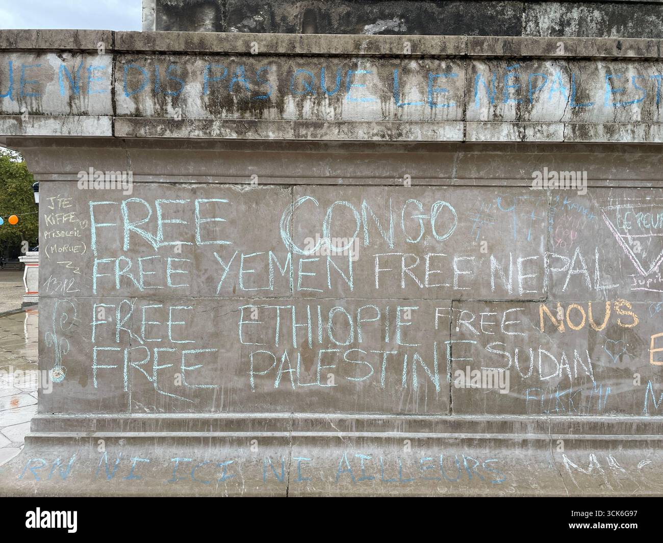 Inscriptions sur le monument des Girondins à Bordeaux faites par des manifestants du mouvement 'Block Everything' le 10 septembre 2025. France - Image de stock capturée avec un smartphone