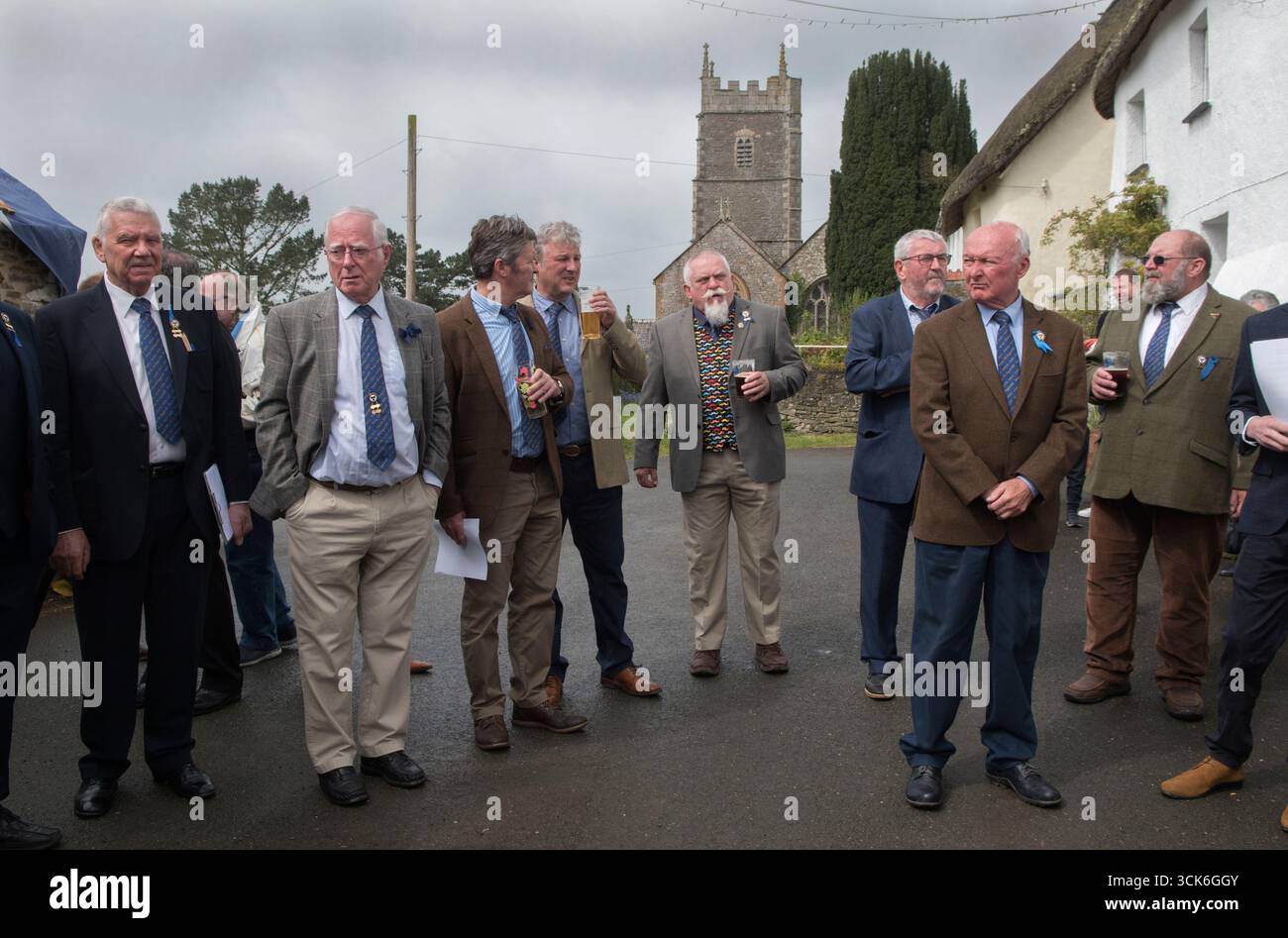 Iddesleigh Men's Friendly Society à l'extérieur du Duke of York Inn le pub du village lors de leur Club Day annuel. L'appel nominal d'adhésion aura lieu. La Société a été fondée le 20 août 1838 comme moyen de fournir des indemnités de maladie et des prestations funéraires à ses membres. La Journée du Club de la Société a lieu chaque année le jour férié du début du mois de mai. Iddesleigh, Devon, Angleterre 2 mai 2022 2020s UK HOMER SYKES Banque D'Images