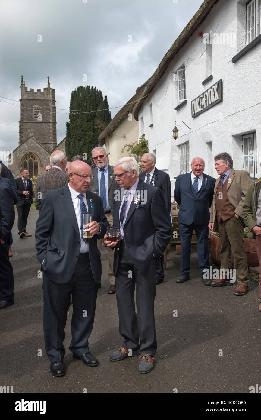 Les membres de l'Iddesleigh Men's Friendly Society devant le pub Duke of York lors de leur Club Day annuel. L'appel nominal d'adhésion aura lieu. La Société a été fondée le 20 août 1838 comme moyen de fournir des indemnités de maladie et des prestations funéraires à ses membres. La Journée du Club de la Société a lieu chaque année le jour férié du début du mois de mai. Iddesleigh, Devon, Angleterre 2 mai 2022 2020s UK HOMER SYKES Banque D'Images