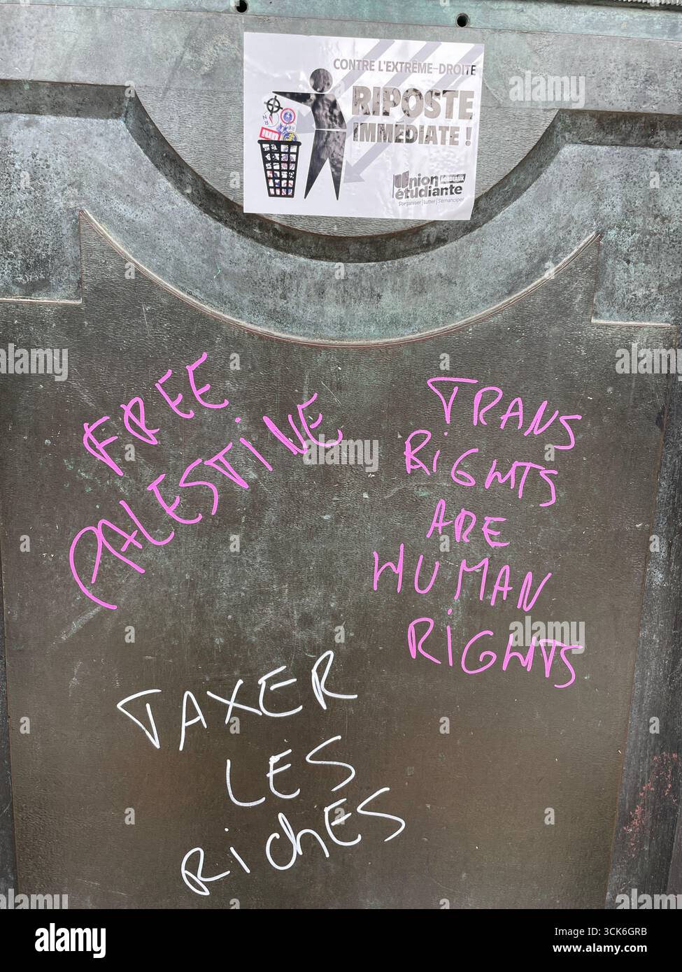 Inscriptions sur le monument des Girondins à Bordeaux faites par des manifestants du mouvement 'Block Everything' le 10 septembre 2025. France - Image de stock capturée avec un smartphone