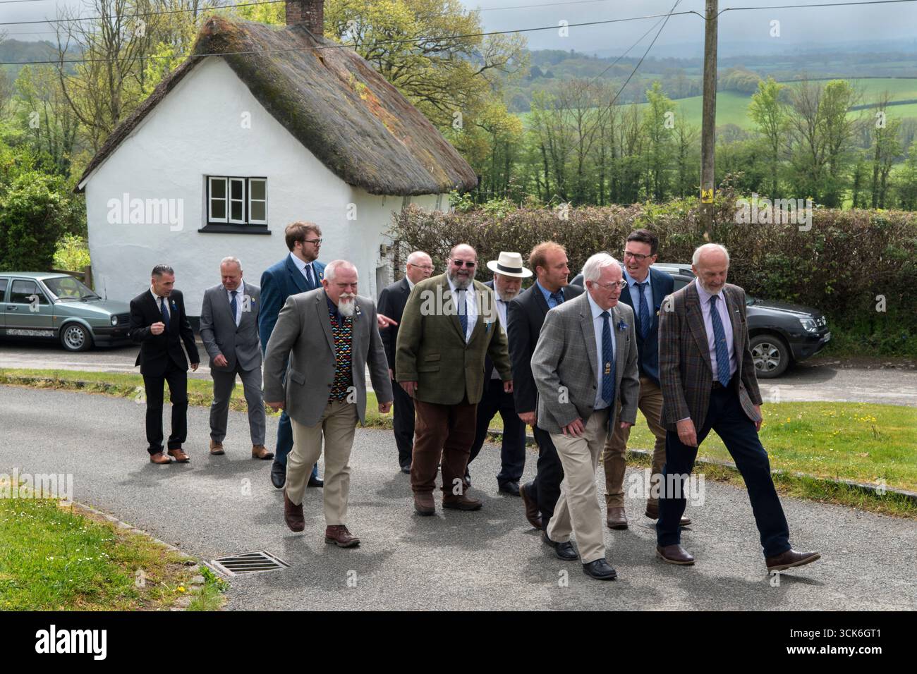 Les membres de l'Iddesleigh Men's Friendly Society retournent au pub du village, le Duke of York Inn après le service religieux annuel. La Société a été fondée le 20 août 1838 comme moyen de fournir des indemnités de maladie et des prestations funéraires à ses membres. Le Club Day de la Société a lieu chaque année le jour férié de début mai avec un service religieux, et mars, suivi d'un repas dans la salle du village de Northcote. Iddesleigh, Devon, Angleterre 2 mai 2022 Royaume-Uni 2020s HOMER SYKES Banque D'Images