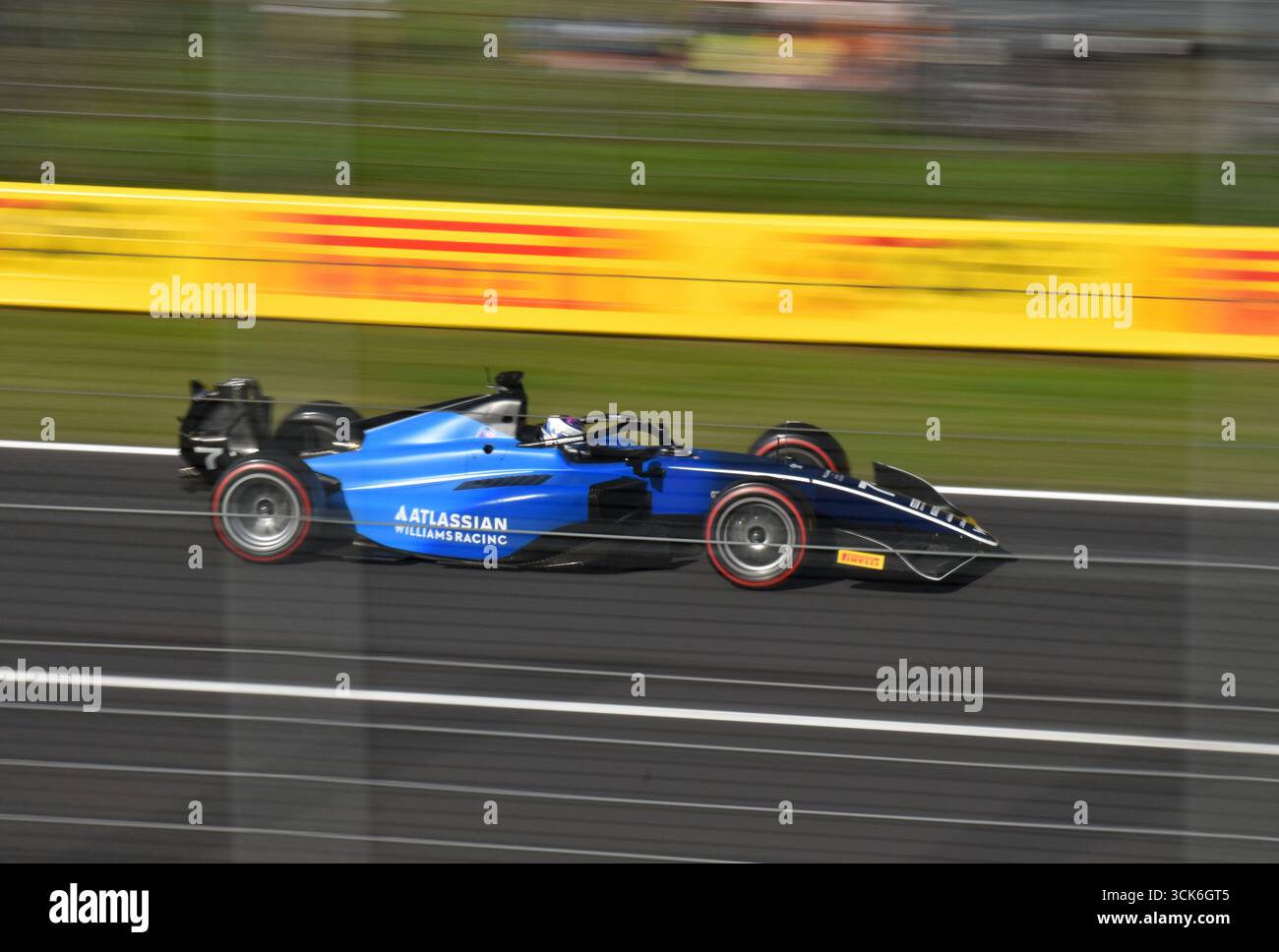 Luke Browning, pilote Williams Development, mène à la victoire pour Hitech GP dans la course de formule 2 lors du week-end du Grand Prix d'Italie à Monza Banque D'Images