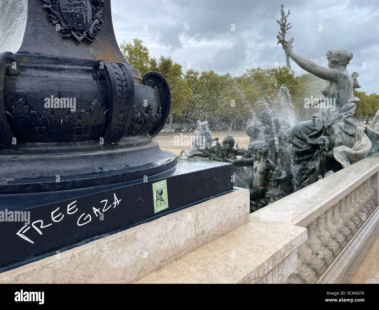 Inscriptions sur le monument des Girondins à Bordeaux faites par des manifestants du mouvement 'Block Everything' le 10 septembre 2025. France - Image de stock capturée avec un smartphone