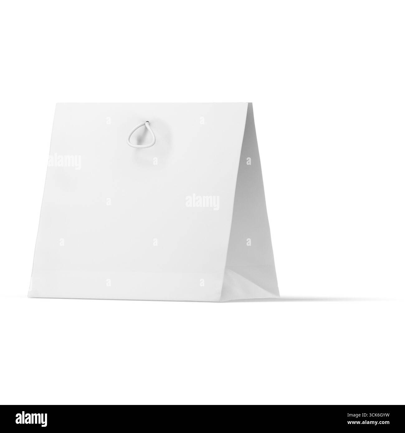 Un sac en papier blanc ordinaire avec une poignée, adapté pour transporter des objets ou des cadeaux. Banque D'Images