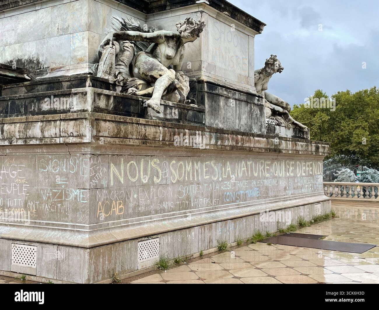 Inscriptions sur le monument des Girondins à Bordeaux faites par des manifestants du mouvement 'Block Everything' le 10 septembre 2025. France - Image de stock capturée avec un smartphone
