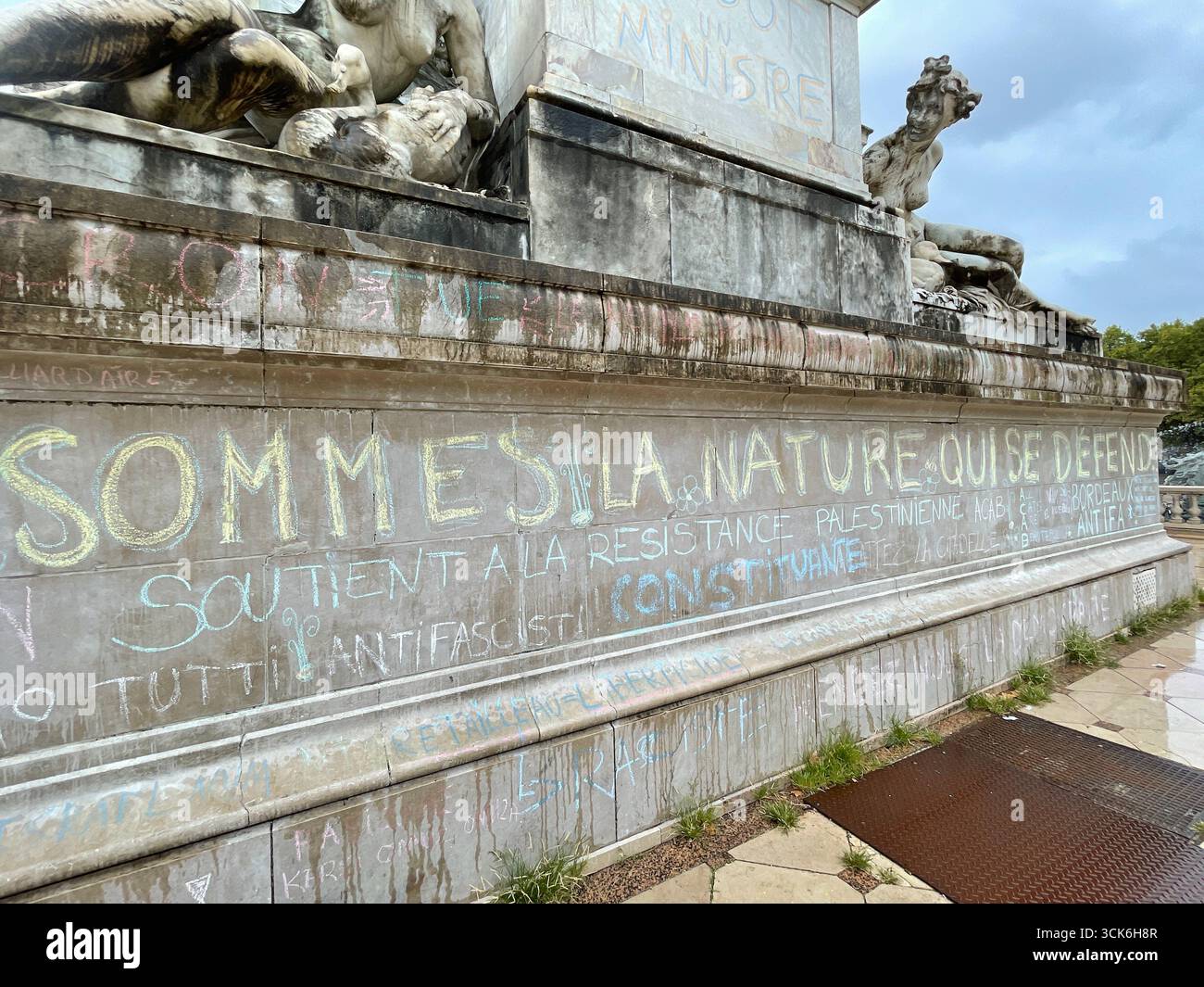 Inscriptions sur le monument des Girondins à Bordeaux faites par des manifestants du mouvement 'Block Everything' le 10 septembre 2025. France - Image de stock capturée avec un smartphone