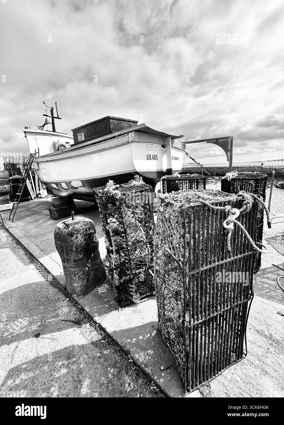 Harbour, St Andrews, Écosse avec bateau sur la cale sèche du mur du port. Banque D'Images