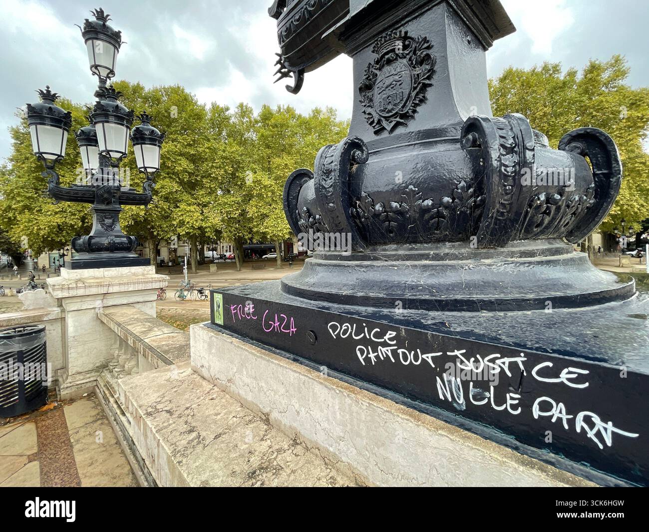 Inscriptions sur le monument des Girondins à Bordeaux faites par des manifestants du mouvement 'Block Everything' le 10 septembre 2025. France - Image de stock capturée avec un smartphone