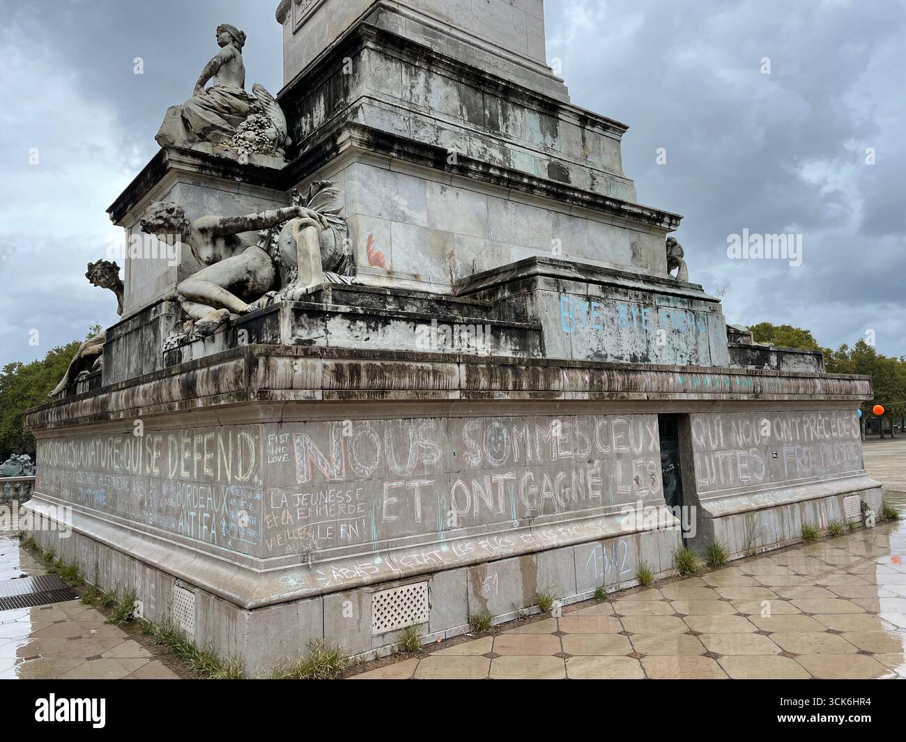 Inscriptions sur le monument des Girondins à Bordeaux faites par des manifestants du mouvement 'Block Everything' le 10 septembre 2025. France - Image de stock capturée avec un smartphone