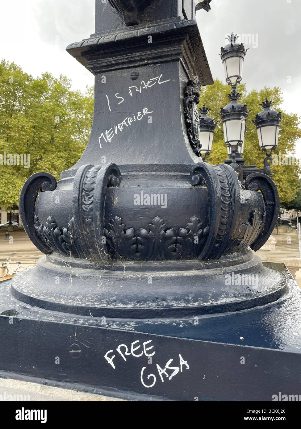 Inscriptions sur le monument des Girondins à Bordeaux faites par des manifestants du mouvement 'Block Everything' le 10 septembre 2025. France - Image de stock capturée avec un smartphone