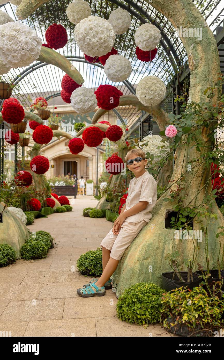 Famille avec enfants, visitant le Pont d'Or avec de grandes mains dorées le tenant à Da Nang, Ba Ha Hills destination de voyage, Vietnam Summertime sur su Banque D'Images