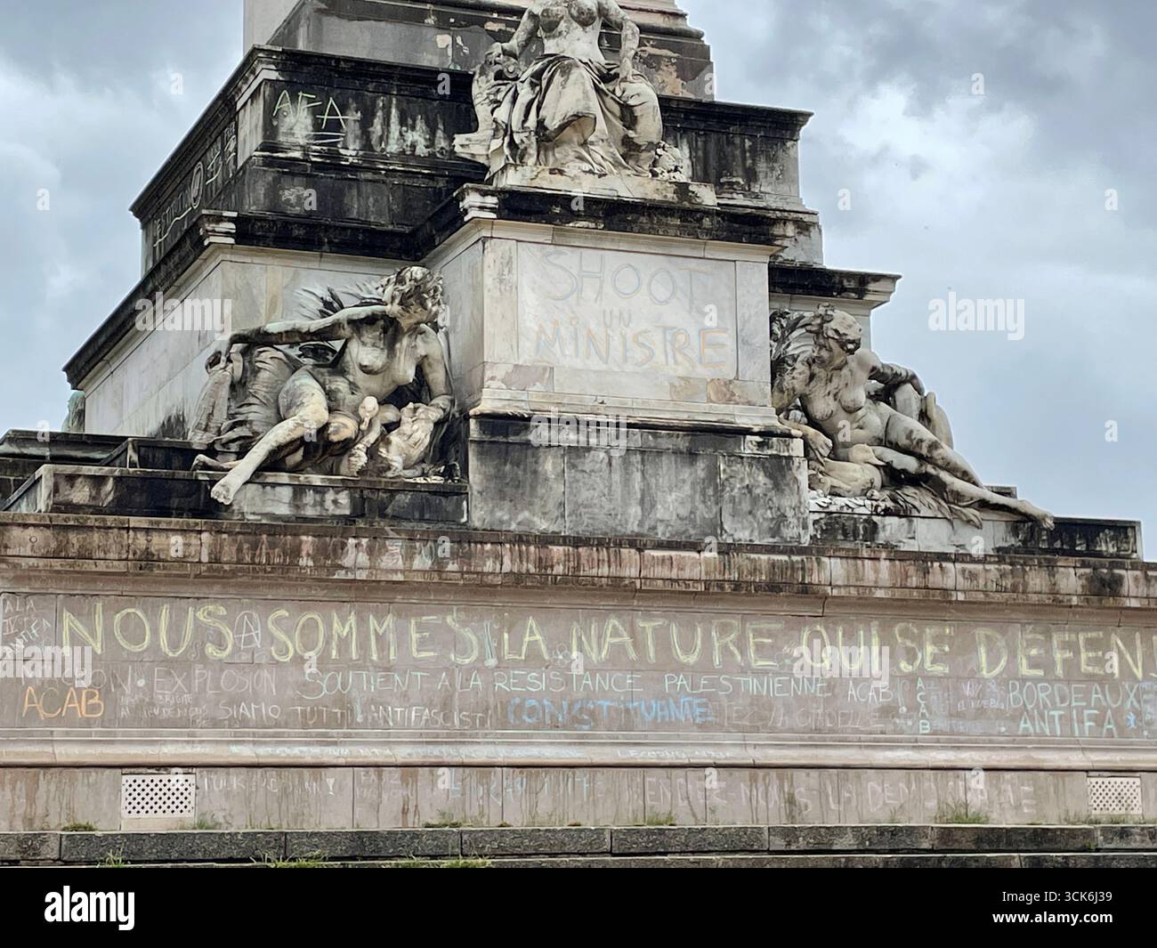 Inscriptions "SHOOT A MINISTER" sur le monument des Girondins à Bordeaux faites par des manifestants du mouvement "Block Everything" le 10 septembre 2025. - Image de stock capturée avec un smartphone
