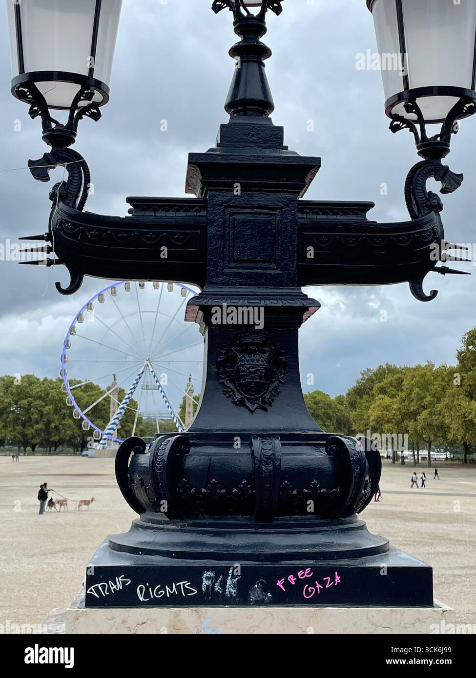 Inscriptions sur le monument des Girondins à Bordeaux faites par des manifestants du mouvement 'Block Everything' le 10 septembre 2025. France - Image de stock capturée avec un smartphone