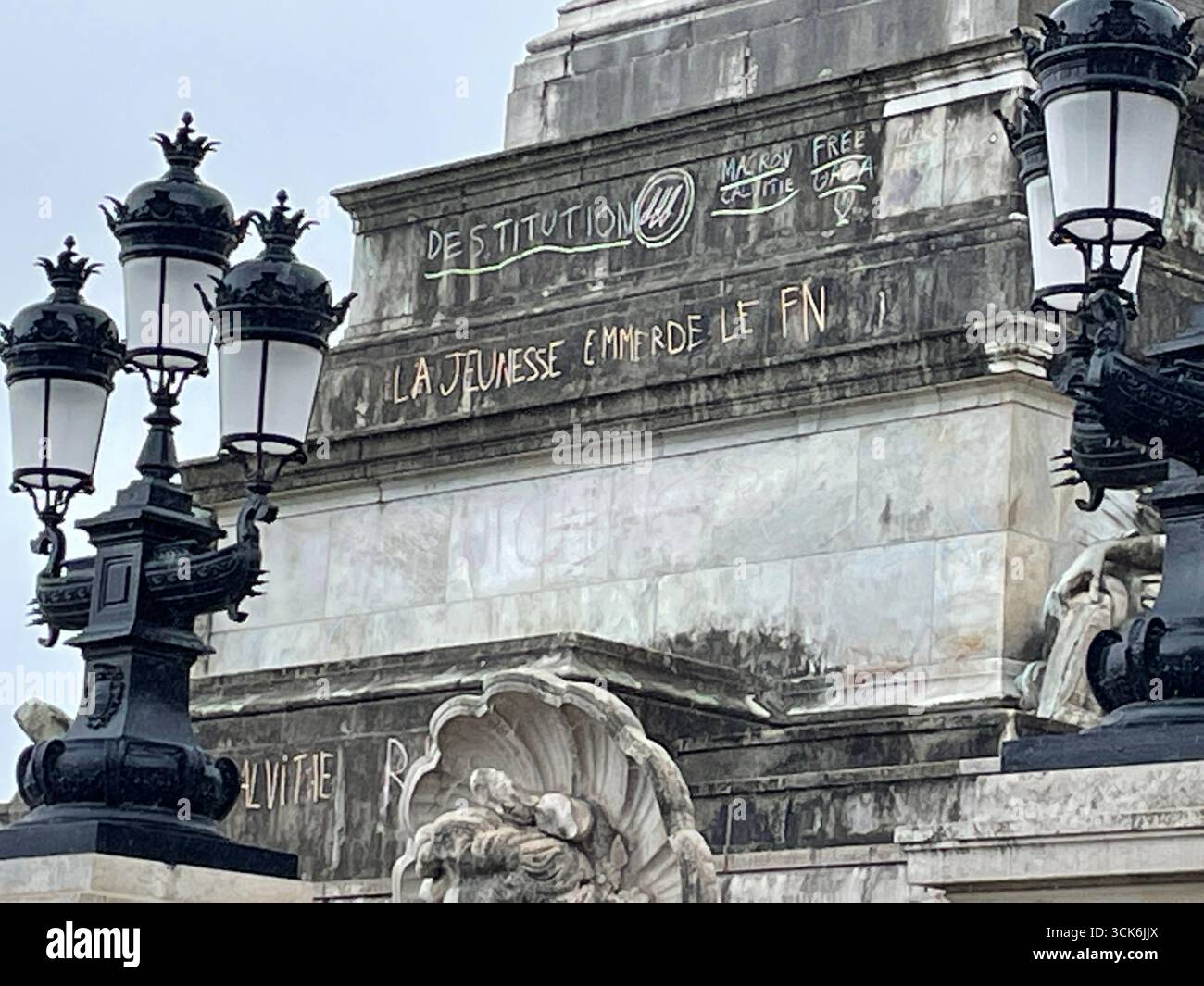 Inscriptions sur le monument des Girondins à Bordeaux faites par des manifestants du mouvement 'Block Everything' le 10 septembre 2025. France - Image de stock capturée avec un smartphone