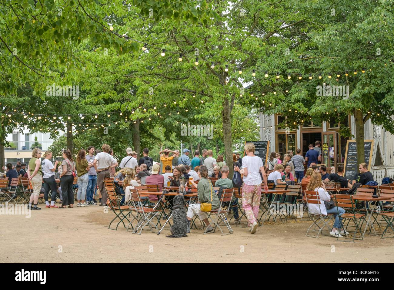 Biergarten, Schweizer Milchkuranstalt Fürstenwall, Schleinufer, Magdebourg, Saxe-Anhalt, Deutschland Banque D'Images