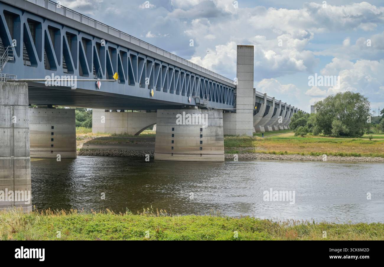 Elbe-Havel-Kanal quert die Elbe auf Kanalbrücke Magdeburg, Sachsen-Anhalt, Deutschland Banque D'Images