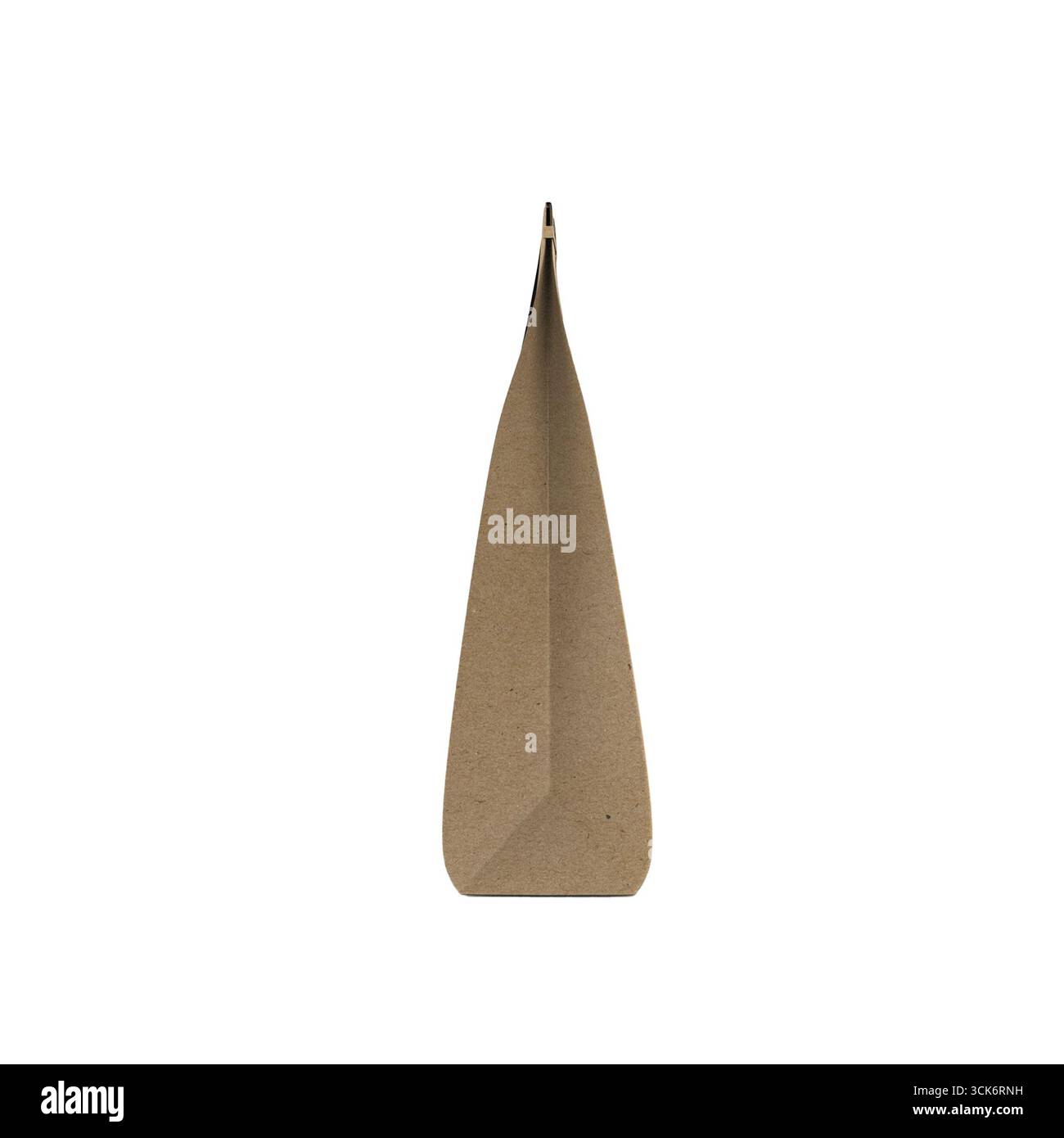 Objet minimaliste de forme triangulaire en papier brun, éventuellement un emballage ou un objet décoratif. Banque D'Images