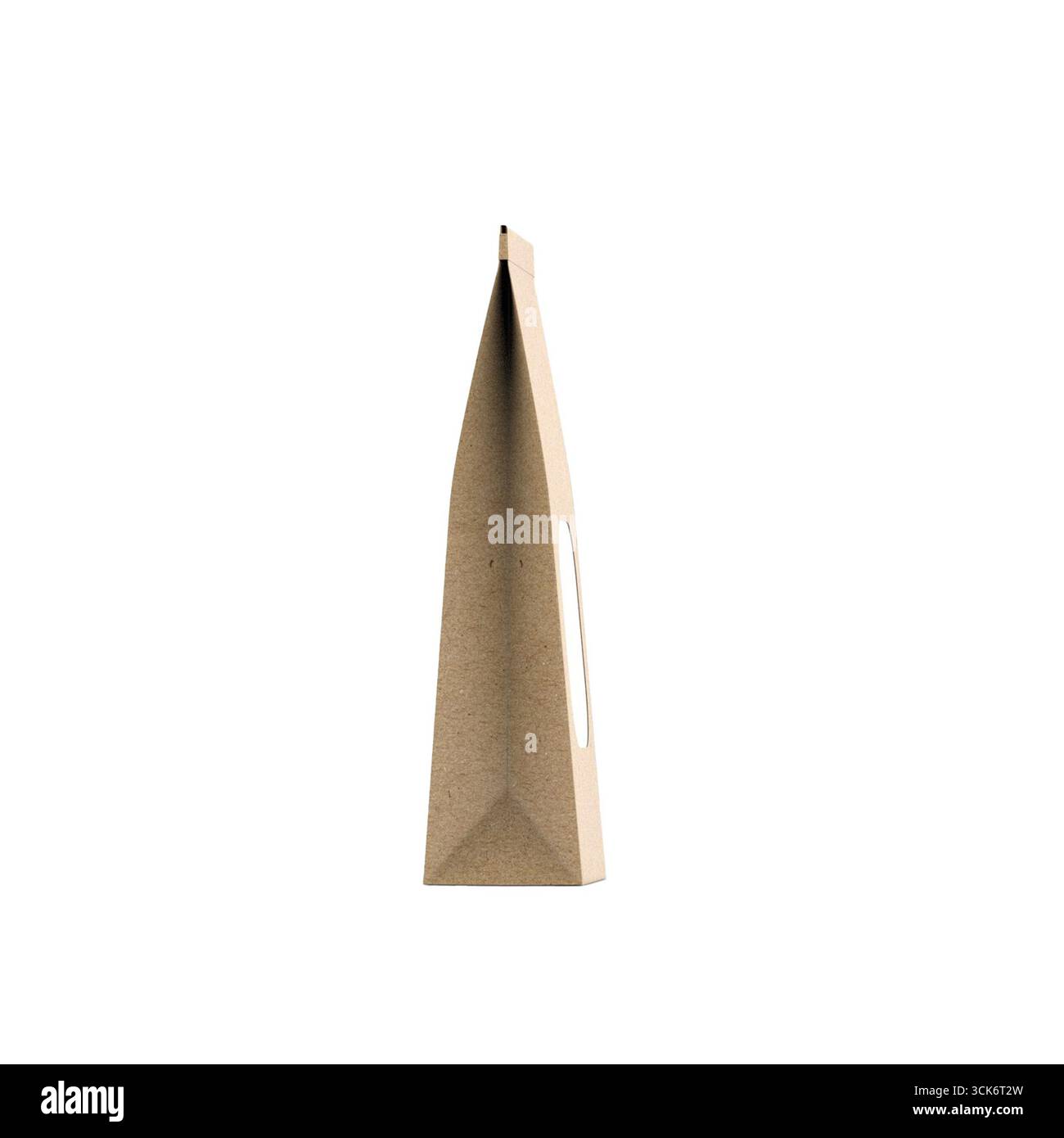 Objet simple, de forme triangulaire, fait de papier brun, probablement conçu pour l'emballage ou l'artisanat. Banque D'Images