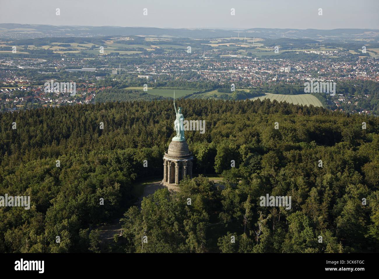 Le monument Hermann dans la forêt de Teutoburg, figure d'Arminius, Ernst von Bandel, construction tubulaire en fer avec plaques de cuivre, Cheruskerfuerst Arminiu Banque D'Images