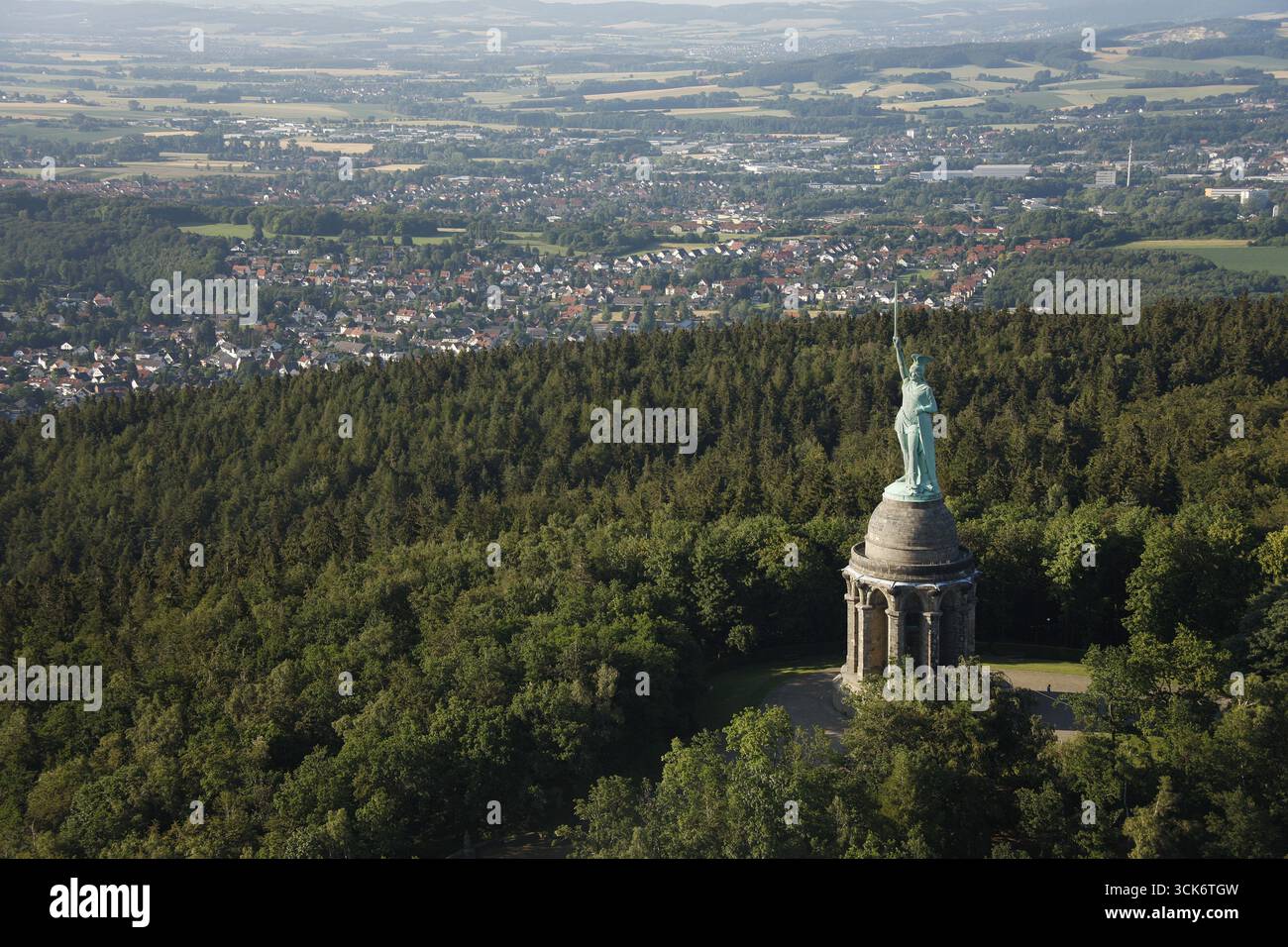 Le monument Hermann dans la forêt de Teutoburg, figure d'Arminius, Ernst von Bandel, construction tubulaire en fer avec plaques de cuivre, Cheruskerfuerst Arminiu Banque D'Images